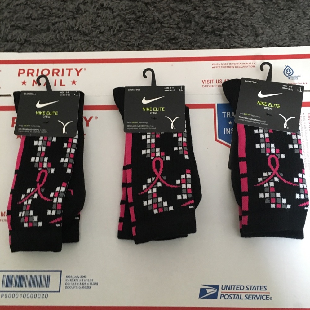 NIKE ELITE CREW SOCKS BREAST CANCER AWARENESS